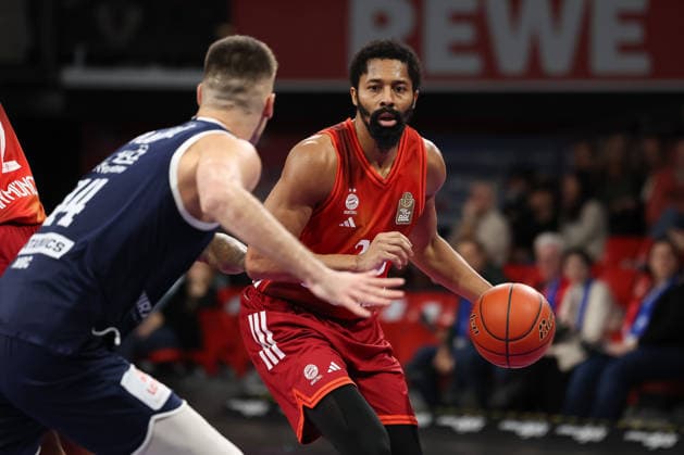Spencer Dinwiddie (FC Bayern Basketball, 26) mit Jure Planinic (SYNTAINICS MBC, 44), GER, FC Bayern Basketball vs. SYNTAINICS MBC, Basketball, easycredit Basketball Bundesliga, 9. Spieltag, Saison 2025 2026, 07.12.2025, GER, FC Bayern Basketball vs. SYNTAINICS MBC, Basketball, easycredit Basketball Bundesliga, 9. Spieltag, Saison 2025 2026, 07.12.2025 Muenchen Copyright: xEibner-Pressefoto JennixMaulx EP_JML