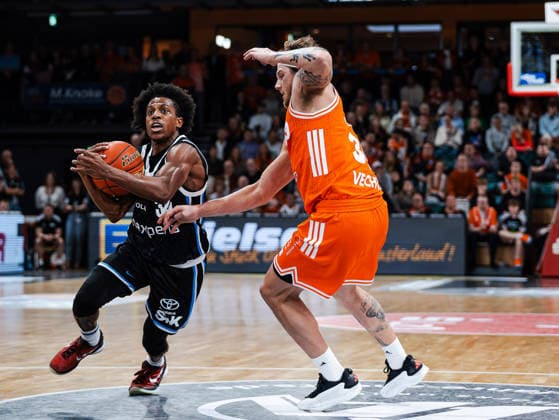Ross Williams (Veolia Towers Hamburg, 34) im Dribbling gegen Booker Coplin (RASTA Vechta, 30) Rasta Vechta vs. Veolia Towers Hamburg, Basketball, easyCredit Basketball Bundesliga, 9. Spieltag, Saison 2025 2026, 07.12.2025 Rasta Vechta vs. Veolia Towers Hamburg, Basketball, easyCredit Basketball Bundesliga, 9. Spieltag, Saison 2025 2026, 07.12.2025 Vechta Copyright: xEibner-Pressefoto DamianxKruczynx EP_DKI