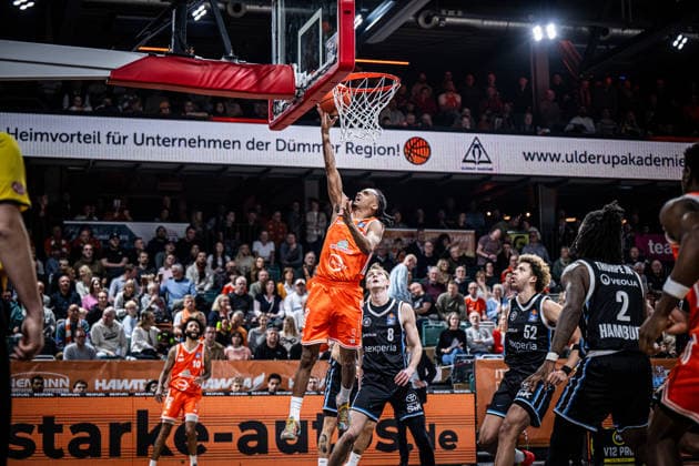 1. Basketball Bundesliga, easyCredit BBL, Saison 2025 2026, Herren, Hauptrunde, 9. Spieltag, 07.12.2025, RASTA Vechta - Veolia Hamburg Towers Alonzo Verge ( 11 - RASTA Vechta) beim Korbleger Vechta RASTA Dome Niedersachsen Deutschland