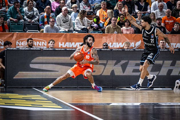 1. Basketball Bundesliga, easyCredit BBL, Saison 2025 2026, Herren, Hauptrunde, 9. Spieltag, 07.12.2025, RASTA Vechta - Veolia Hamburg Towers Tevin Brown ( 10 - RASTA Vechta) in Aktion Vechta RASTA Dome Niedersachsen Deutschland