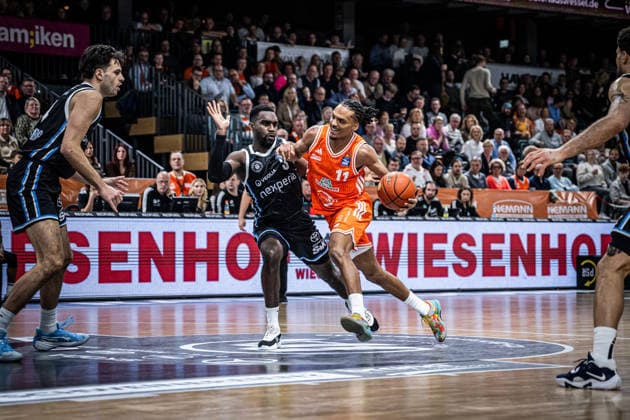 1. Basketball Bundesliga, easyCredit BBL, Saison 2025 2026, Herren, Hauptrunde, 9. Spieltag, 07.12.2025, RASTA Vechta - Veolia Hamburg Towers Alonzo Verge ( 11 - RASTA Vechta) in Aktion Vechta RASTA Dome Niedersachsen Deutschland