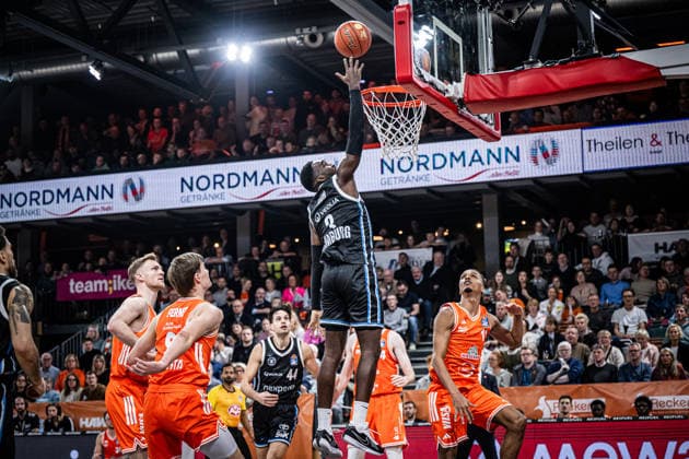 1. Basketball Bundesliga, easyCredit BBL, Saison 2025 2026, Herren, Hauptrunde, 9. Spieltag, 07.12.2025, RASTA Vechta - Veolia Hamburg Towers Osaro Rich Igbineweka ( 3 - Veolia Towers Hamburg) beim Korbleger Vechta RASTA Dome Niedersachsen Deutschland
