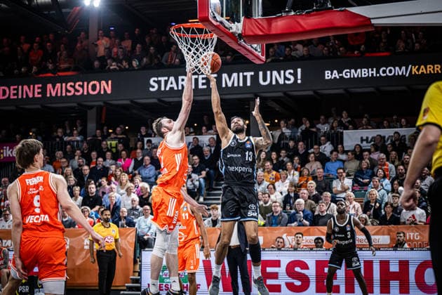 1. Basketball Bundesliga, easyCredit BBL, Saison 2025 2026, Herren, Hauptrunde, 9. Spieltag, 07.12.2025, RASTA Vechta - Veolia Hamburg Towers Martin Breunig ( 13 - Veolia Towers Hamburg) beim Korbleger Vechta RASTA Dome Niedersachsen Deutschland