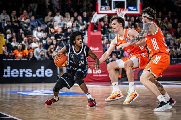 1. Basketball Bundesliga, easyCredit BBL, Saison 2025 2026, Herren, Hauptrunde, 9. Spieltag, 07.12.2025, RASTA Vechta - Veolia Hamburg Towers Ross Williams ( 34 - Veolia Towers Hamburg) in Aktion Vechta RASTA Dome Niedersachsen Deutschland