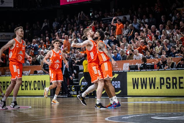 1. Basketball Bundesliga, easyCredit BBL, Saison 2025 2026, Herren, Hauptrunde, 9. Spieltag, 07.12.2025, RASTA Vechta - Veolia Hamburg Towers Luc van Slooten ( 6 - RASTA Vechta) und Tevin Brown ( 10 - RASTA Vechta) während der Partie Vechta RASTA Dome Niedersachsen Deutschland