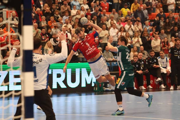 Handball Daikin Handball Bundesliga 2025 2026 - Handball Verein Hamburg vs. ThSV Eisenach Torwart Constantin Mï¿½ Moestl (Lemgo),Jacob Arenth Lassen (Hamburg),erfolgreicher Torwurf,Felix Aellen (Eisenach), Sporthalle Hamburg Hamburg