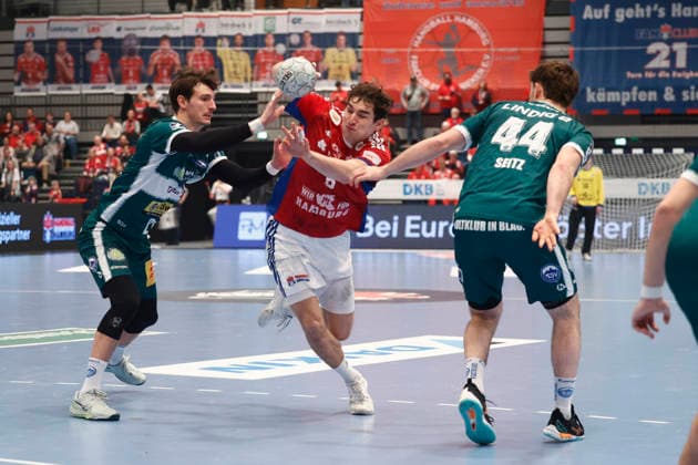 Handball 1. Handball-Bundesliga, DAIKIN HBL 2025 2026 - Handball Verein Hamburg (HSVH) vs. ThSV Eisenach Elias Kofler (Hamburg) im Zweikampf mit Philipp Meyer (Eisenach) und Stephan Seitz (Eisenach) . Sporthalle Hamburg Hamburg Foto: Frank Schoof