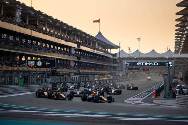 Max Verstappen (Oracle Red Bull Racing, Niederlande, 01) im RB21, Lando Norris (McLaren Formula 1 Team, Großbritannien, 04) im MCL39, Oscar Piastri (McLaren Formula 1 Team, Australien, 81) am Start Rennstart, UAE, Formel 1 Weltmeisterschaft, Abu Dhabi Grand Prix, Yas Marina Circuit, Rennen, 07.12.2025 UAE, Formel 1 Weltmeisterschaft, Abu Dhabi Grand Prix, Yas Marina Circuit, Rennen, 07.12.2025 Yas Marina Island Copyright: xEibner-Pressefoto Memmlerx EP_MMR