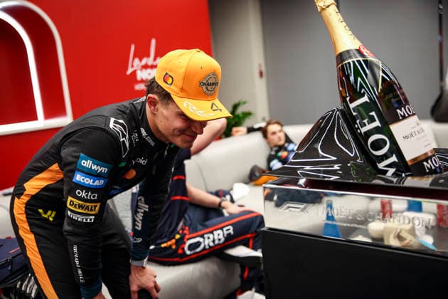 F1 - ABU DHABI GRAND PRIX 2025 NORRIS Lando (gbr), McLaren F1 Team MCL39, portrait Moet and Chandon bottle trophy FIA Formula One Drivers World Champion 2025 during the 2025 Formula 1 Abu Dhabi Grand Prix, 24th round of the 2025 FIA Formula One World Championship, WM, Weltmeisterschaft from December 05 to 07, 2025 on the Yas Marina Circuit, in Abu Dhabi, United Arab Emirates - Abu DhabiUnited Arab Emirates  Copyright: xXavixBonillax