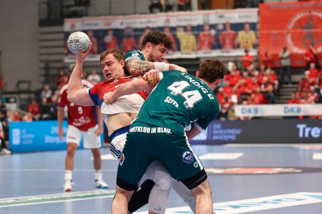Handball 1. Handball-Bundesliga, DAIKIN HBL 2025 2026 - Handball Verein Hamburg (HSVH) vs. ThSV Eisenach Moritz Sauter (Hamburg) wird von Justin Kurch (Eisenach) und Stephan Seitz (Eisenach) attackiert . Sporthalle Hamburg Hamburg Foto: Frank Schoof