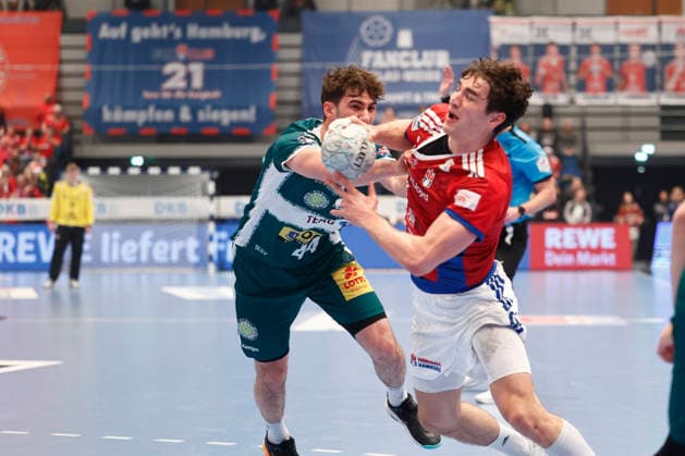 Handball 1. Handball-Bundesliga, DAIKIN HBL 2025 2026 - Handball Verein Hamburg (HSVH) vs. ThSV Eisenach Elias Kofler (Hamburg, rechts) im Zweikampf mit Stephan Seitz (Eisenach) . Sporthalle Hamburg Hamburg Foto: Frank Schoof