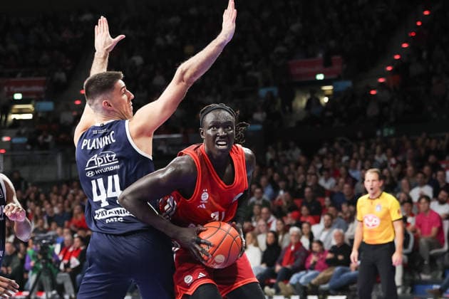 Wenyen Gabriel (FC Bayern Basketball, 32) mit Jure Planinic (SYNTAINICS MBC, 44), GER, FC Bayern Basketball vs. SYNTAINICS MBC, Basketball, easycredit Basketball Bundesliga, 9. Spieltag, Saison 2025 2026, 07.12.2025, GER, FC Bayern Basketball vs. SYNTAINICS MBC, Basketball, easycredit Basketball Bundesliga, 9. Spieltag, Saison 2025 2026, 07.12.2025 Muenchen Copyright: xEibner-Pressefoto JennixMaulx EP_JML