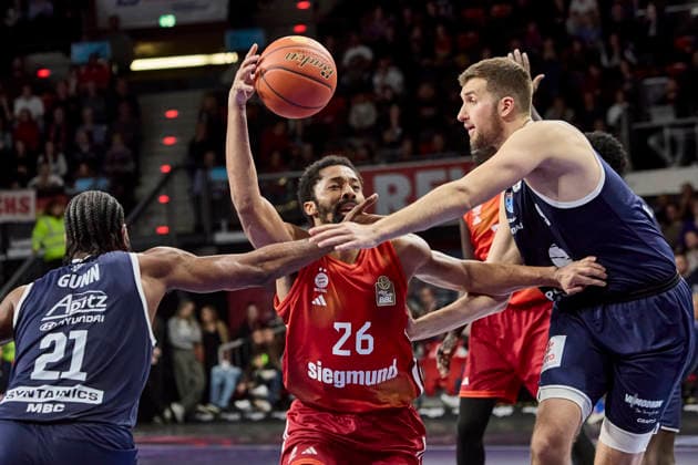 Deutsche Basketball Bundesliga (BBL), FC Bayern München Basketball vs SYNTAINICS MBC, München FC Bayern Basketball, SYNTAINICS MBC, 2025-12-07 in München (BMW Park München) DINWIDDIE Spencer (FC Bayern Munich Basketball Guard (Nr26) BAY26 ), NIKIC Kresimir (SYNTAINICS MBC Center (Nr.9) (MBC9)), GUNN RJ (SYNTAINICS MBC Power Forward (Nr.21) (MBC21)) sportworld München BMW Park München Bayern Deutschland