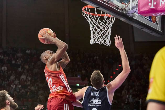 Deutsche Basketball Bundesliga (BBL), FC Bayern München Basketball vs SYNTAINICS MBC, München FC Bayern Basketball, SYNTAINICS MBC, 2025-12-07 in München (BMW Park München) MIKE Isiaha (FC Bayern Basketball PF (Nr22) FCBB22 ), NIKIC Kresimir (SYNTAINICS MBC Center (Nr.9) (MBC9)) sportworld München BMW Park München Bayern Deutschland