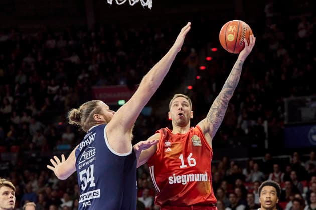 Deutsche Basketball Bundesliga (BBL), FC Bayern München Basketball vs SYNTAINICS MBC, München FC Bayern Basketball, SYNTAINICS MBC, 2025-12-07 in München (BMW Park München) JOVIC Stefan (FC Bayern Basketball PG (Nr16) FCBB16 ), BRYANT John (SYNTAINICS MBC Center (Nr.54) (MBC54)) sportworld München BMW Park München Bayern Deutschland