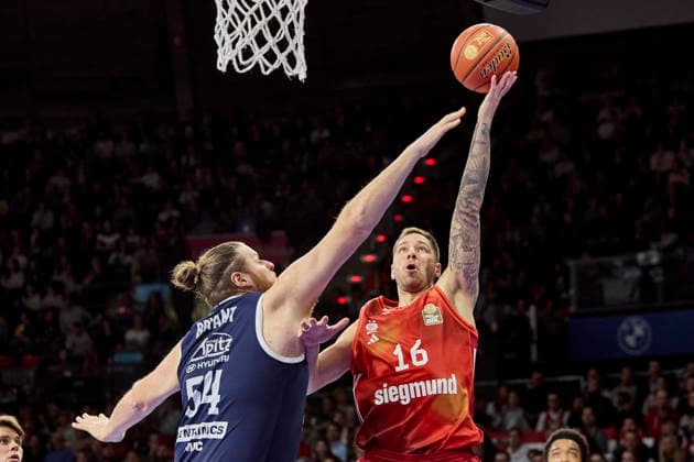 Deutsche Basketball Bundesliga (BBL), FC Bayern München Basketball vs SYNTAINICS MBC, München FC Bayern Basketball, SYNTAINICS MBC, 2025-12-07 in München (BMW Park München) JOVIC Stefan (FC Bayern Basketball PG (Nr16) FCBB16 ), BRYANT John (SYNTAINICS MBC Center (Nr.54) (MBC54)) sportworld München BMW Park München Bayern Deutschland