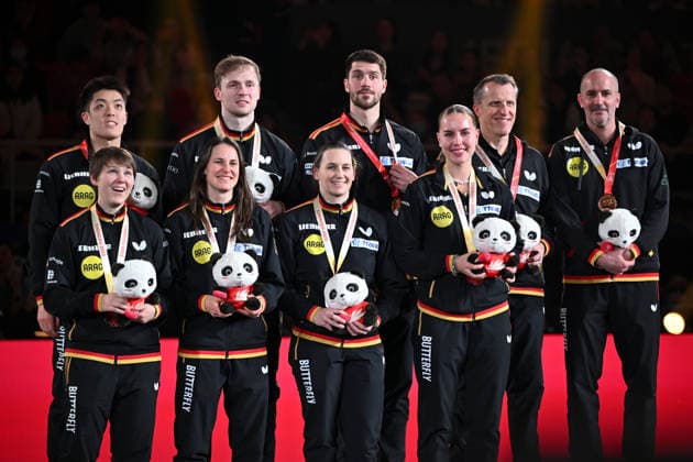 (251207) -- CHENGDU, Dec. 7, 2025 -- Bronze medalists team Germany pose during the awarding ceremony at the ITTF Mixed Team World Cup 2025 in Chengdu, southwest China s Sichuan Province, Dec. 7, 2025. ) (SP)CHINA-CHENGDU Table tennis, Tischtennis ITTF MIXED TEAM WORLD CUP-AWARDING CEREMONY (CN) XuxBingjie 