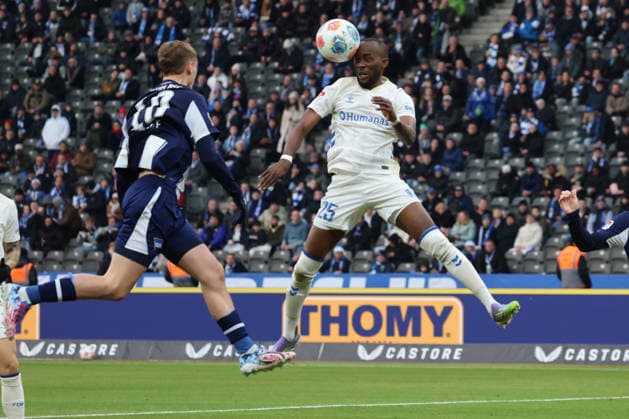 2. Fußball Bundesliga, Hertha BSC - 1. FC Magdeburg Kopfball, Silas Gnaka (FC Magdeburg, 25), während der Begegnung in der 2. Fußball Bundesliga, Hertha BSC - 1. FC Magdeburg in Berlin, Olympiastadion, am 07.12.2025. DFB regulations prohibit any use of photographs as image sequences and or quasi video.