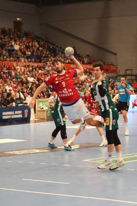 Handball Daikin Handball Bundesliga 2025 2026 - Handball Verein Hamburg vs. ThSV Eisenach Jacob Arenth Lassen (Hamburg),erfolgreicher Torwurf,Justin Kurch (Eisenach), Sporthalle Hamburg Hamburg