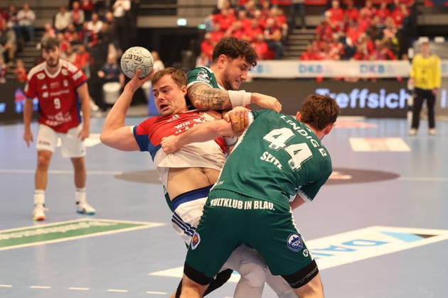 Handball Daikin Handball Bundesliga 2025 2026 - Handball Verein Hamburg vs. ThSV Eisenach Elias Kofler (Hamburg), Philipp Meyer (Eisenach),Stephan Seitz (Eisenach), Sporthalle Hamburg Hamburg
