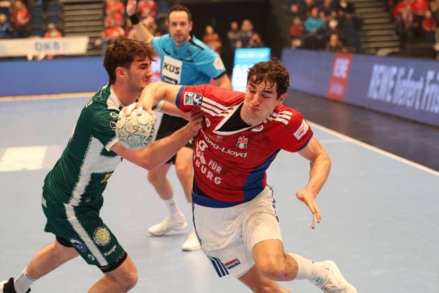 Handball Daikin Handball Bundesliga 2025 2026 - Handball Verein Hamburg vs. ThSV Eisenach Felix Aellen (Eisenach), Elias Kofler (Hamburg), Sporthalle Hamburg Hamburg