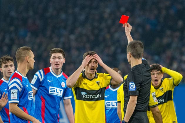 Rostock, Deutschland 07. Dezember 2025: 3. Liga - 2025 2026 - FC Hansa Rostock vs. TSV Alemannia Aachen Im Bild: 5.v.li. Schiedsrichter Daniel Bartnitzki zeigt Rot, rot Karte, Platzverweis an 4.v.li. Danilo Wiebe (Alemannia Aachen) DFB regulations prohibit any use of photographs as image sequences and or quasi-video. *** Rostock, Germany 07 December 2025 3 Liga 2025 2026 FC Hansa Rostock vs TSV Alemannia Aachen In picture 5 from left Referee Daniel Bartnitzki shows red, red card, sending off to 4 from left Danilo Wiebe Alemannia Aachen DFB regulations prohibit any use of photographs as image sequences and or quasi video Copyright: xFotostandx xVoelkerx