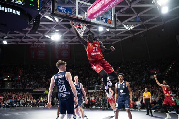 Wenyen Gabriel (32 Bayern) in Aktion beim Spiel Bayern München - SYNTAINICS MBC am 07.12.2025 in München. München BMW Park Bayern Deutschland