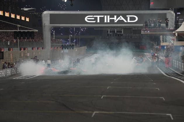 Formula 1 Etihad Airways Abu Dhabi Grand Prix 2025 07.12.2025, Yas Marina Circuit, Abu Dhabi, Formula 1 Etihad Airways Abu Dhabi Grand Prix 2025 , im Bild Der neue Formel 1 Weltmeister Lando Norris (GBR), McLaren F1 Team macht Donuts auf der Start-Zielgeraden.