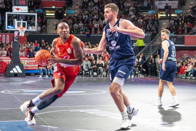 Isiaha Mike (22 Bayern) und Kresimir Nikic (9 MBC) in Aktion beim Spiel Bayern München - SYNTAINICS MBC am 07.12.2025 in München. München BMW Park Bayern Deutschland