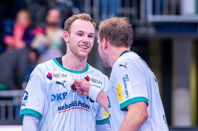 Mathias Gidsel (Füchse Berlin, Nr. 19) (v.l.), TSV Hannover-Burgdorf (grün) gegen Füchse Berlin (weiß) am 15. Spieltag der Saison 2025 2026 in der DAIKIN Handball-Bundesliga (07.12.2025, ZAG Arena (Hannover, GER), Copyright: xJanxGuentherx xTSVxHannover-Burgdorfx