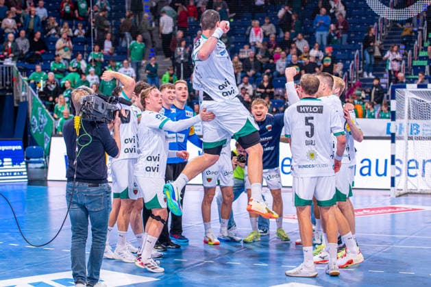 Dejan Milosavljev (Füchse Berlin, Nr. 93) (v.l.), TSV Hannover-Burgdorf (grün) gegen Füchse Berlin (weiß) am 15. Spieltag der Saison 2025 2026 in der DAIKIN Handball-Bundesliga (07.12.2025, ZAG Arena (Hannover, GER), Copyright: xJanxGuentherx xTSVxHannover-Burgdorfx