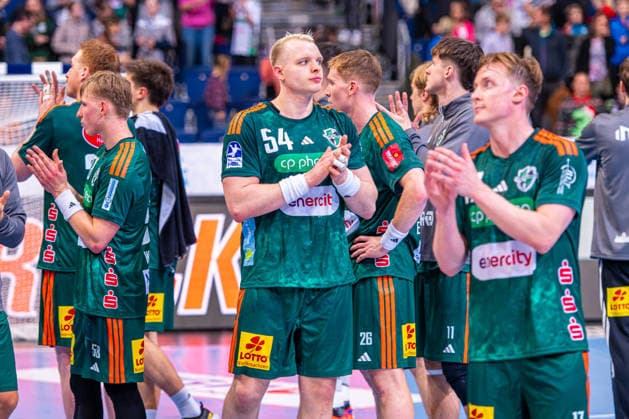 Justus Fischer (TSV Hannover-Burgdorf, Nr. 54) (v.l.), TSV Hannover-Burgdorf (grün) gegen Füchse Berlin (weiß) am 15. Spieltag der Saison 2025 2026 in der DAIKIN Handball-Bundesliga (07.12.2025, ZAG Arena (Hannover, GER), Copyright: xJanxGuentherx xTSVxHannover-Burgdorfx