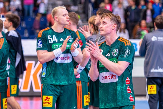 August Pedersen (TSV Hannover-Burgdorf, Nr. 17) (v.l.), TSV Hannover-Burgdorf (grün) gegen Füchse Berlin (weiß) am 15. Spieltag der Saison 2025 2026 in der DAIKIN Handball-Bundesliga (07.12.2025, ZAG Arena (Hannover, GER), Copyright: xJanxGuentherx xTSVxHannover-Burgdorfx