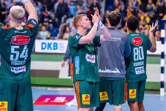 Jonathan Edvardsson (TSV Hannover-Burgdorf, Nr. 26) (v.l.), TSV Hannover-Burgdorf (grün) gegen Füchse Berlin (weiß) am 15. Spieltag der Saison 2025 2026 in der DAIKIN Handball-Bundesliga (07.12.2025, ZAG Arena (Hannover, GER), Copyright: xJanxGuentherx xTSVxHannover-Burgdorfx