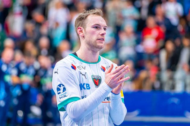 Mathias Gidsel (Füchse Berlin, Nr. 19) (v.l.), TSV Hannover-Burgdorf (grün) gegen Füchse Berlin (weiß) am 15. Spieltag der Saison 2025 2026 in der DAIKIN Handball-Bundesliga (07.12.2025, ZAG Arena (Hannover, GER), Copyright: xJanxGuentherx xTSVxHannover-Burgdorfx