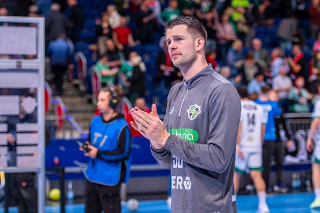 Hannes Feise (TSV Hannover-Burgdorf, Nr. 56) (v.l.), TSV Hannover-Burgdorf (grün) gegen Füchse Berlin (weiß) am 15. Spieltag der Saison 2025 2026 in der DAIKIN Handball-Bundesliga (07.12.2025, ZAG Arena (Hannover, GER), Copyright: xJanxGuentherx xTSVxHannover-Burgdorfx
