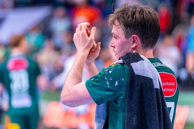 Leif Tissier (TSV Hannover-Burgdorf, Nr. 7) (v.l.), TSV Hannover-Burgdorf (grün) gegen Füchse Berlin (weiß) am 15. Spieltag der Saison 2025 2026 in der DAIKIN Handball-Bundesliga (07.12.2025, ZAG Arena (Hannover, GER), Copyright: xJanxGuentherx xTSVxHannover-Burgdorfx