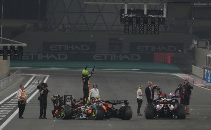 Formula 1 Etihad Airways Abu Dhabi Grand Prix 2025 07.12.2025, Yas Marina Circuit, Abu Dhabi, Formula 1 Etihad Airways Abu Dhabi Grand Prix 2025 , im Bild Der neue Formel 1 Weltmeister Lando Norris (GBR), McLaren F1 Team steht auf seinem Auto und jubelt den Fans zu.