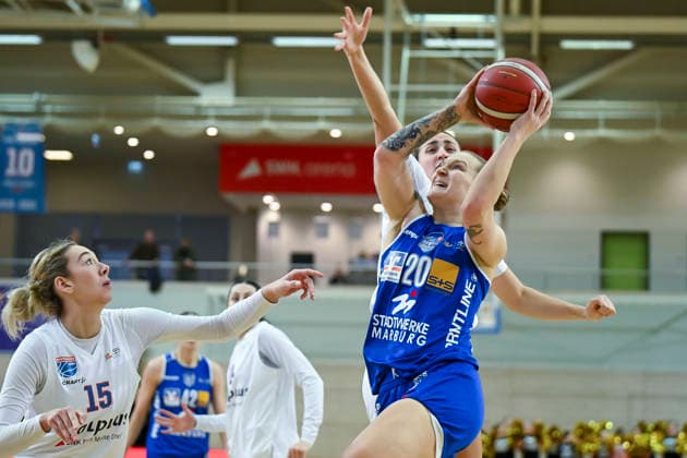 Sona Svetlikova (Lions, 15), Lea Debeljak (Marburg, 20), Alexia Allesch (Lions, 0) Syntainics MBC vs. BC Pharmaserv Marburg, Basketball, Damen, Bundesliga, Saison 2025 26, 10. Spieltag, 07.12.2025. Halle SWH Arena Sachsen-Anhalt Deutschland