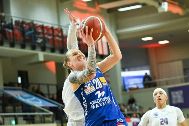 Lea Debeljak (Marburg, 20), Katelyn Shumate (Lions, 14), Syntainics MBC vs. BC Pharmaserv Marburg, Basketball, Damen, Bundesliga, Saison 2025 26, 10. Spieltag, 07.12.2025. Halle SWH Arena Sachsen-Anhalt Deutschland