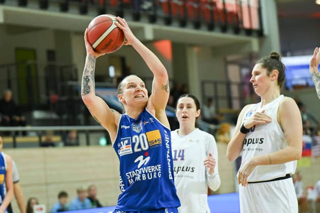 Lea Debeljak (Marburg, 20), Katelyn Shumate (Lions, 14), Romy Bär (Lions, 46), Syntainics MBC vs. BC Pharmaserv Marburg, Basketball, Damen, Bundesliga, Saison 2025 26, 10. Spieltag, 07.12.2025. Halle SWH Arena Sachsen-Anhalt Deutschland