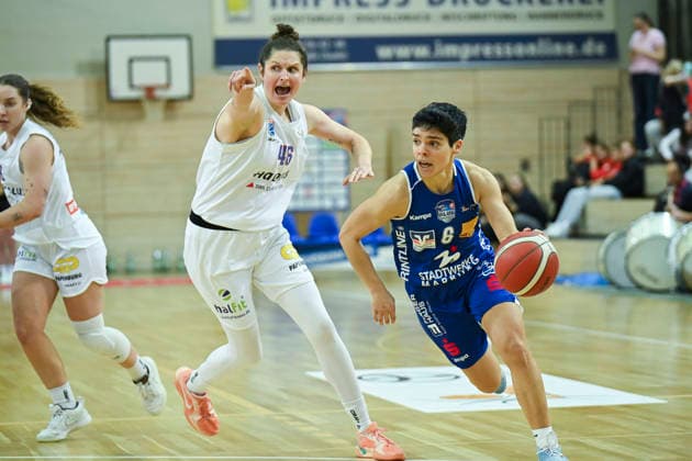 Romy Bär (Lions, 46), Ana Raimundo (Marburg, 6), Syntainics MBC vs. BC Pharmaserv Marburg, Basketball, Damen, Bundesliga, Saison 2025 26, 10. Spieltag, 07.12.2025. Halle SWH Arena Sachsen-Anhalt Deutschland