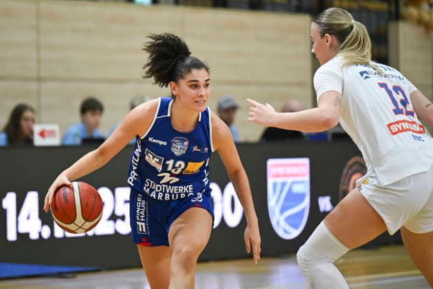 Sara Guerreiro (Marburg, 13), Anna Alborova (Lions, 12), Syntainics MBC vs. BC Pharmaserv Marburg, Basketball, Damen, Bundesliga, Saison 2025 26, 10. Spieltag, 07.12.2025. Halle SWH Arena Sachsen-Anhalt Deutschland