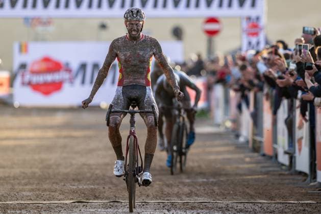 Belgian Michael Vanthourenhout celebrates as he crosses the finish line to win the men s elite race of the Cyclocross World Cup, in Terralba, Sardinia, Italy, Sunday 07 December 2025, stage 3 (out of 12) in the World Cup of the 2026-2027 season. DAVIDxPINTENS  x147202608x