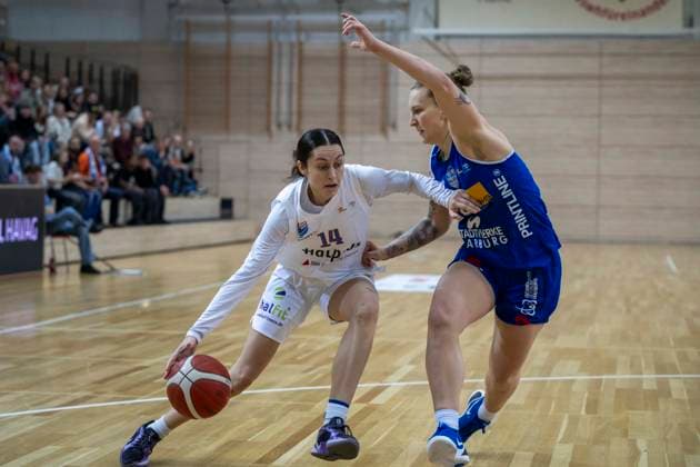 Toyota DBBL - 2025 2026 - Syntainics MBC vs.BC Marburg Halle Saale, Deutschland 07.Dezember 2025: Im Bild:v. li. im Zweikampf Katelyn Shumate (Halle) und Lea Debeljak (Marburg) Halle Saale swh.Arena Sachsen-Anhalt Deutschland