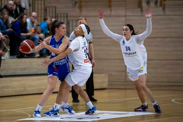 Toyota DBBL - 2025 2026 - Syntainics MBC vs.BC Marburg Halle Saale, Deutschland 07.Dezember 2025: Im Bild:v.li.Sara Guerreiro (Marburg) und Liz Smith (Halle) Halle Saale swh.Arena Sachsen-Anhalt Deutschland