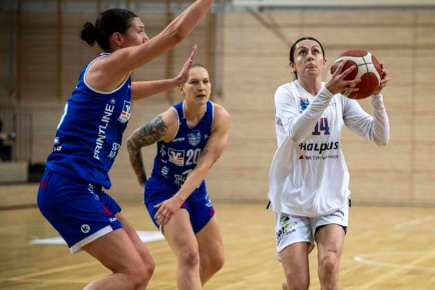 Toyota DBBL - 2025 2026 - Syntainics MBC vs.BC Marburg Halle Saale, Deutschland 07.Dezember 2025: Im Bild:v.li.Mia Heide (Marburg), Lea Debeljak (Marburg) und Katelyn Shumate (Halle) Halle Saale swh.Arena Sachsen-Anhalt Deutschland