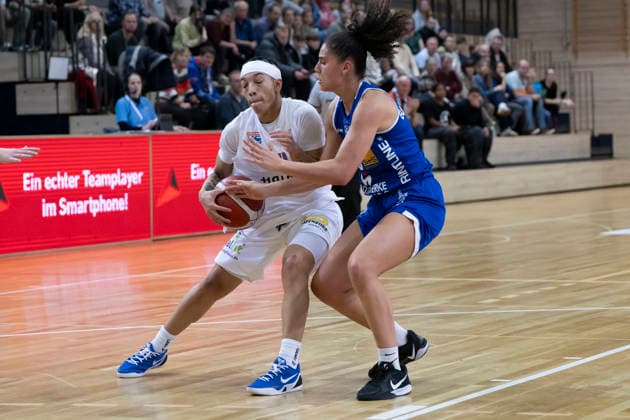 Toyota DBBL - 2025 2026 - Syntainics MBC vs.BC Marburg Halle Saale, Deutschland 07.Dezember 2025: Im Bild:v.li.Liz Smith (Halle) und Sara Guerreiro (Marburg) Halle Saale swh.Arena Sachsen-Anhalt Deutschland