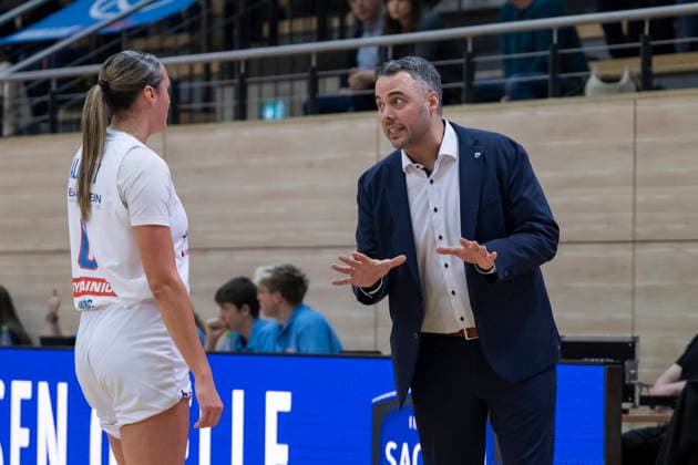 Toyota DBBL - 2025 2026 - Syntainics MBC vs.BC Marburg Halle Saale, Deutschland 07.Dezember 2025: Im Bild:v.li.Alexia Allesch (Halle) und Trainer Timur Topal (Halle) Halle Saale swh.Arena Sachsen-Anhalt Deutschland