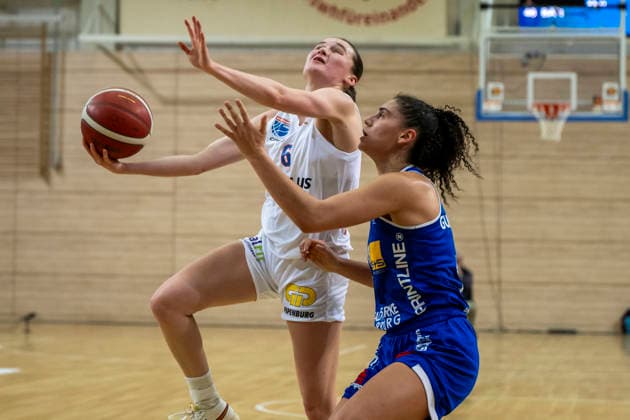 Toyota DBBL - 2025 2026 - Syntainics MBC vs.BC Marburg Halle Saale, Deutschland 07.Dezember 2025: Im Bild:v.li.Nicole Brochlitz (Halle) und Sara Guerreiro (Marburg) Halle Saale swh.Arena Sachsen-Anhalt Deutschland